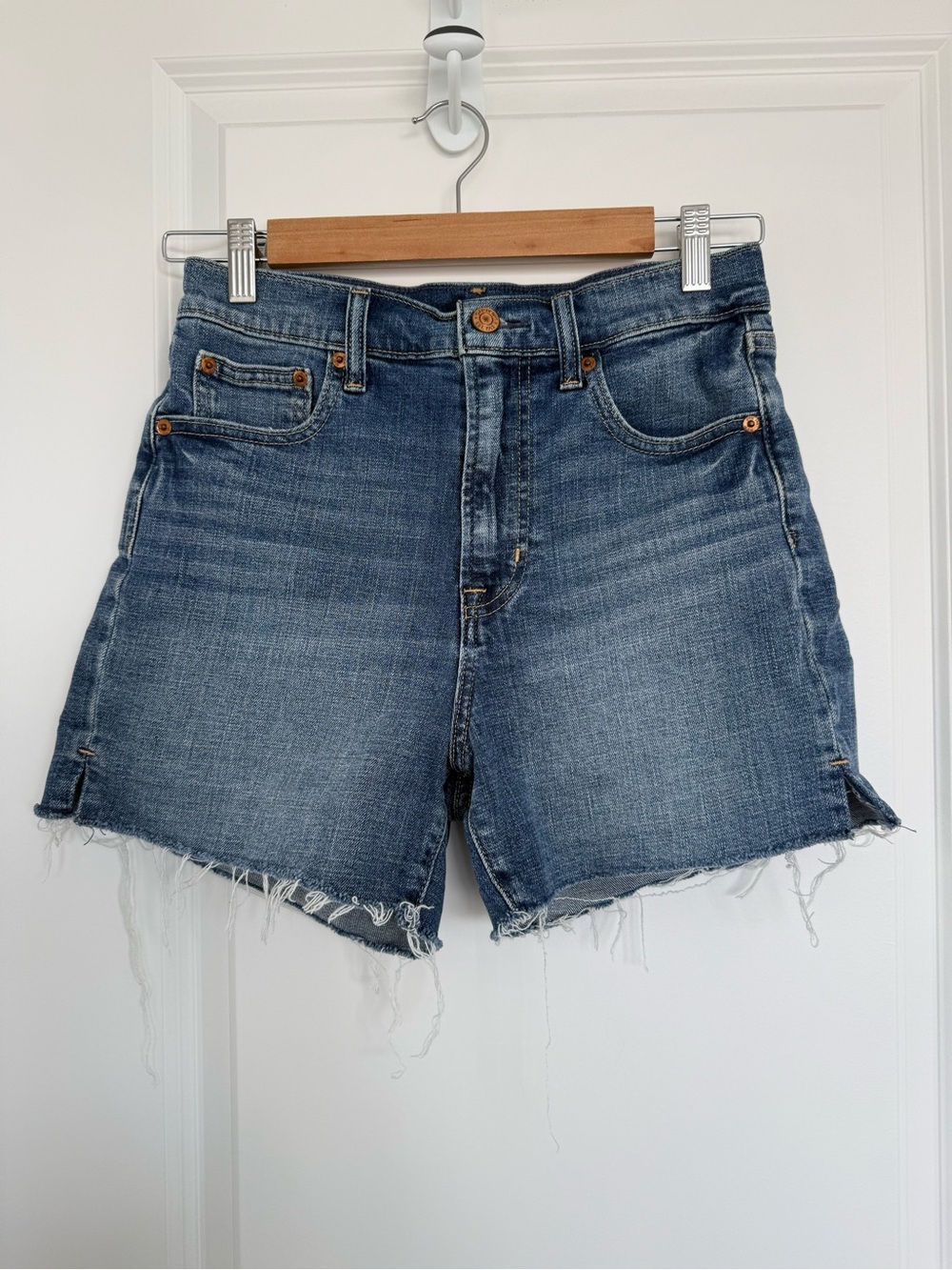 GAP | 4" High-Rise Distressed Denim Shorts - Size 27